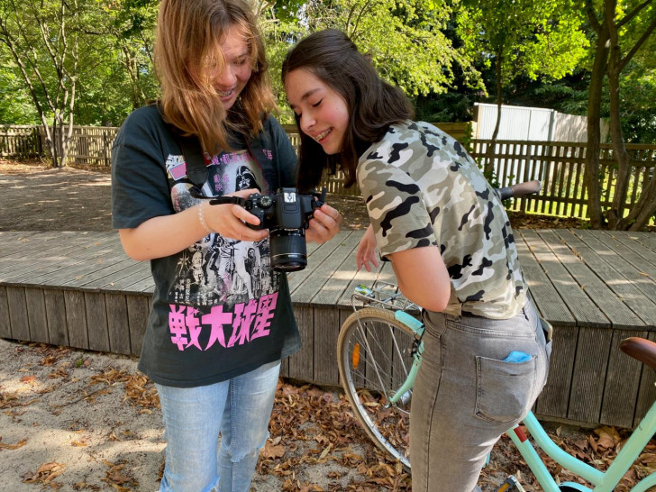 Julia (links) und Antonia, beide 14 Jahre alt, haben in der "Social Media Week" das Fotografieren mit der Spiegelreflexkamera geübt.