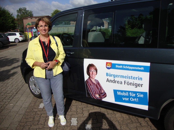 Bürgermeisterin Andrea Föniger am Bürgermeister-Mobil. 