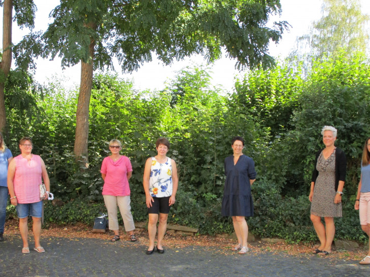In Vertretung für die Gruppe bei der Übergabe dabei: v.l.n.r. Silke Kempin, Imke Sonnemann, Antje Piel, Monika Schaare, Sabine Kroos. Vom Hospizverein freuen sich Eva Reuleke und Carmen Strömsdörfer, v.l,.n.r.