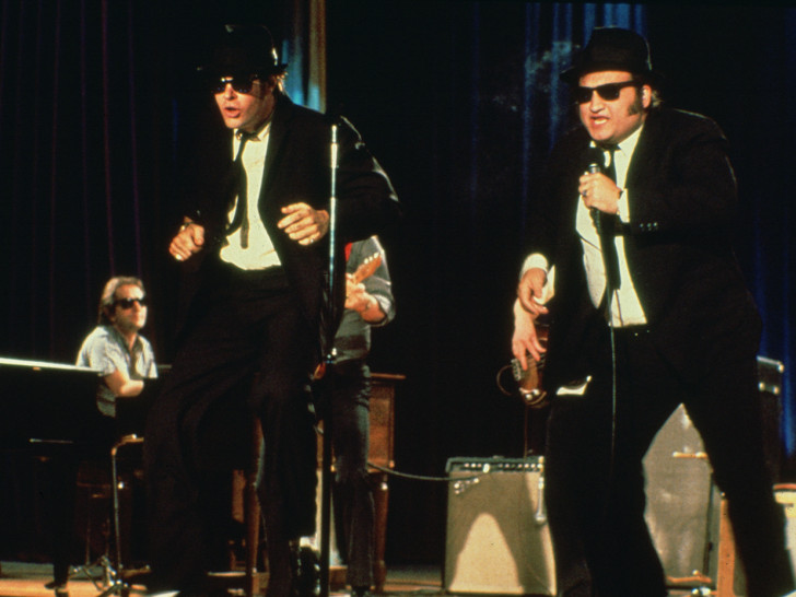 Die Blues Brothers in Aktion auf der Bühne.