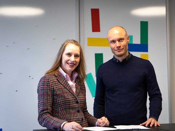 Die Öffentliche und das Haus der Wissenschaft verlängern ihre Partnerschaft: Gabriela Schimmel und Thorsten Witt bei der Vertragsunterzeichnung im März.