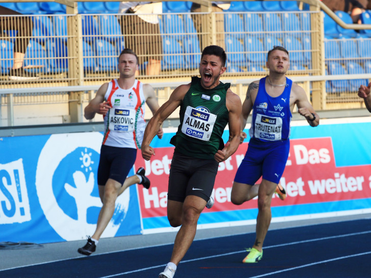 Deniz Almas (mitte) lief über die 100 Meter zur Deutschen Meisterschaft.