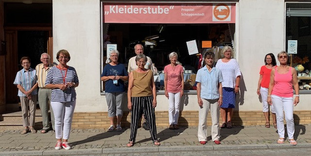 Bürgermeisterin Andrea Föniger (3.v.l.) besuchte die Schöppenstedter Kleiderstube. Christa Mack (5.v.r.) informierte dabei über das umfangreiche Warenangebot und die engagierten ehrenamtliche Mitarbeit.