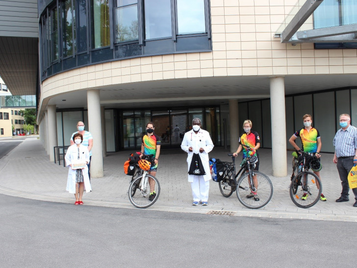 Von links: Frau Prof. Dr. med. Bauer (Chefärztin der Kinderklinik), Frau Hänsch (Mutter eines kleinen Krebspatienten), Herr S. Thormeyer (Regenbogenfahrer), Dr. Mukodzi (Oberarzt der Kinderklinik), Frau Eßmann (Regenbogenfaherin), Herr E. Thormeyer (Regenbogenfahrer) und Herr Dröse (Schatzmeister des Heidi Förderverein e.V.) vor dem Gebäude der neuen Kinderklinik.