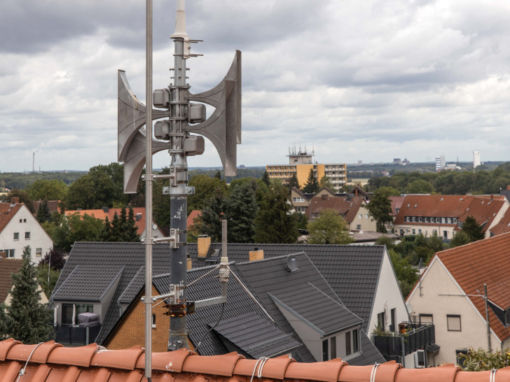 Eine neue Sirene auf dem Dach der Grundschule Steterburg in Salzgitter. Über dieses Modell können auch Sprachdurchsagen durchgeführt werden.