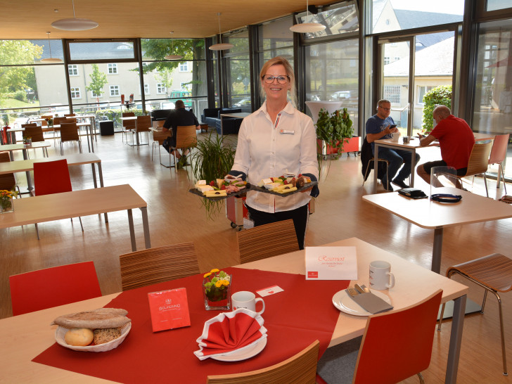 Anja Höltje ist die Service-Leiterin im Solferino am Exer. Sie bietet individuelle Angebote rund ums Frühstück, auch abseits der eigentlichen Karte. 