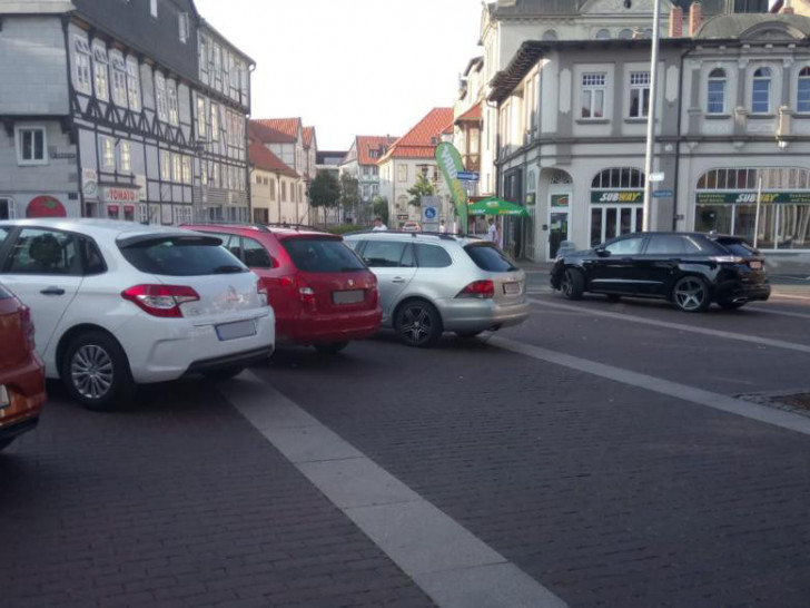 Etliche Fahrzeuge parken auf dem Harztorplatz - Trotz Parkverbot.