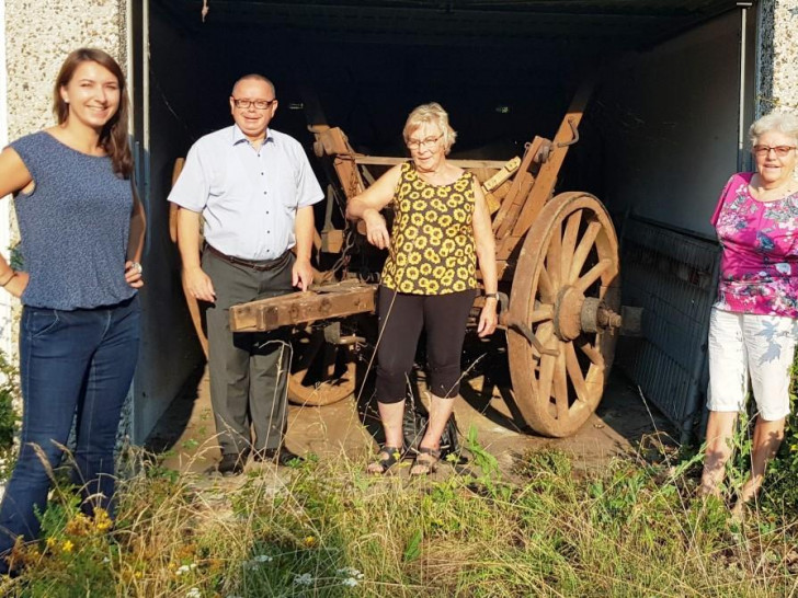 Bald wird der Wagen eine blühende Insel sein. Daran arbeiten gemeinsam: Anna Wohlert-Boortz (Stadt Wolfenbüttel) mit Andreas Meißler, Ingrid Großklaus und Elisabeth Schwieger vom Museum.