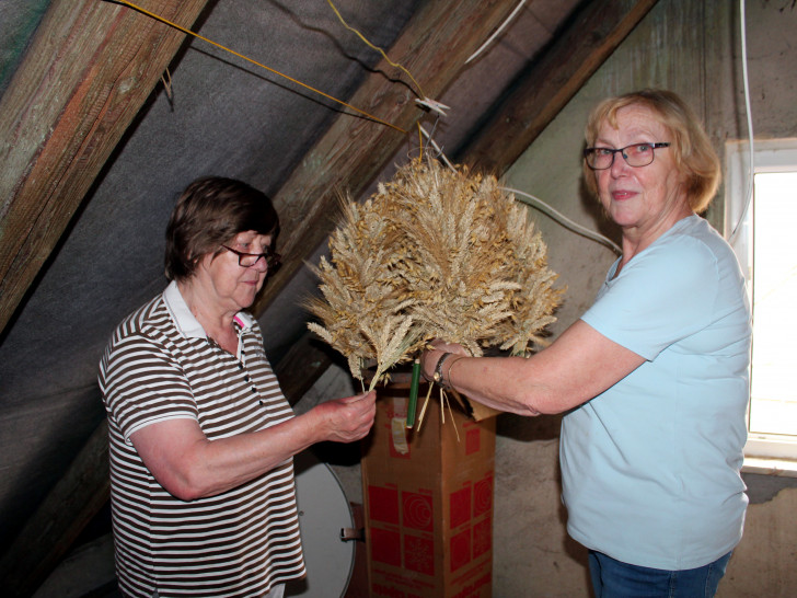 Lieselotte Schliephake (links) und Ulrike Siemann beim Binden einer neuen Erntekrone für das Heeseberg-Museum.