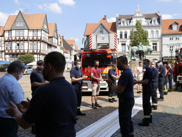 Überraschung für Hans-Jürgen Fuhrmann - Die Feuerwehr tritt in Ehrenformation zum Abschied ihres langjährigen Gerätewartes. 