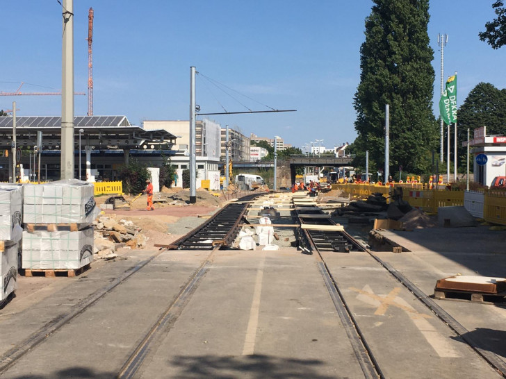 Die Gleiserneuerungen sind am Bahnhof Gliesmarode in vollem Gange.