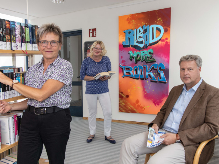 Von links: Fachdienstleiterin Sylvia Fiedler, Barbara Henning Stlv. Leiterin, Stadtrat Jan Erik Bohling vor dem Graffiti-Bild von Ronny Knorr. 
