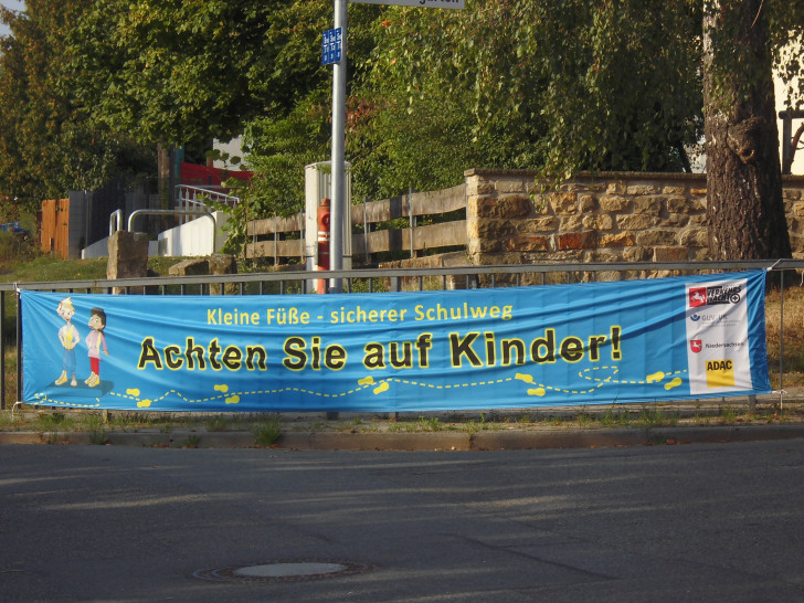 Ein Banner vor der Grundschule Hehlingen.