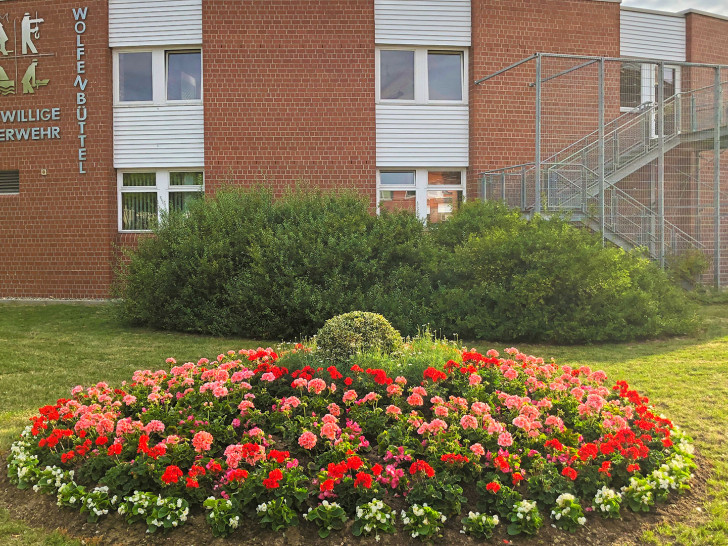 Das neue Blumenbeet vor der Feuerwache.