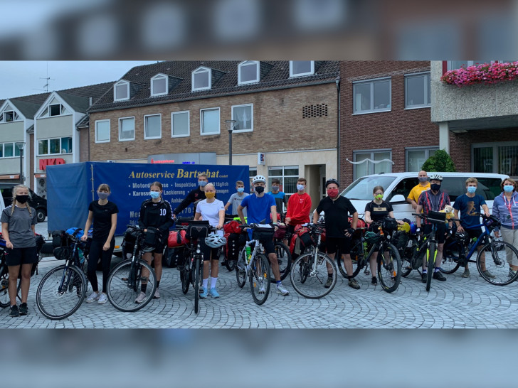 Zwei Gruppen der FiSch-Radtour starteten am frühen Samstagmorgen vom Schöppenstedter Marktplatz.