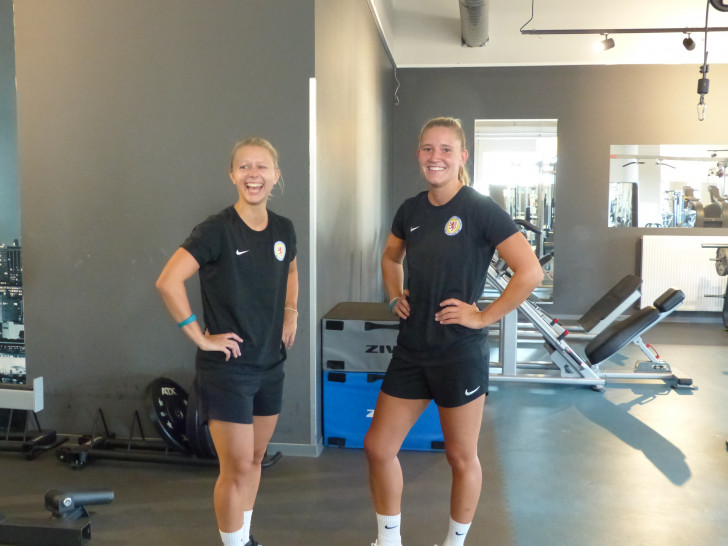 Franziska Knopp (links) und Freundin Vivian Wejner haben sichtlich Spaß beim Training.