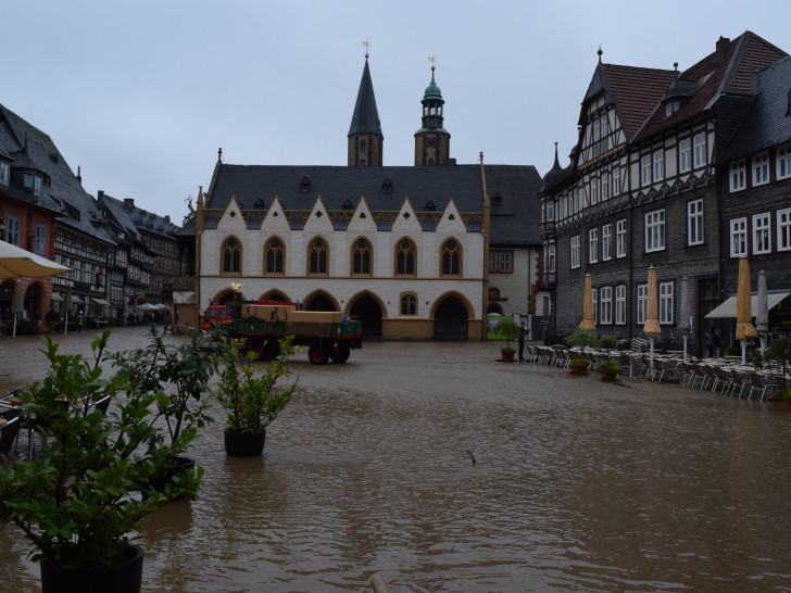 Solch ein Szenario auf dem Goslarer Marktplatz soll sich mithilfe des digitalen Hochwasserfrühwarnsystems nicht wiederholen.