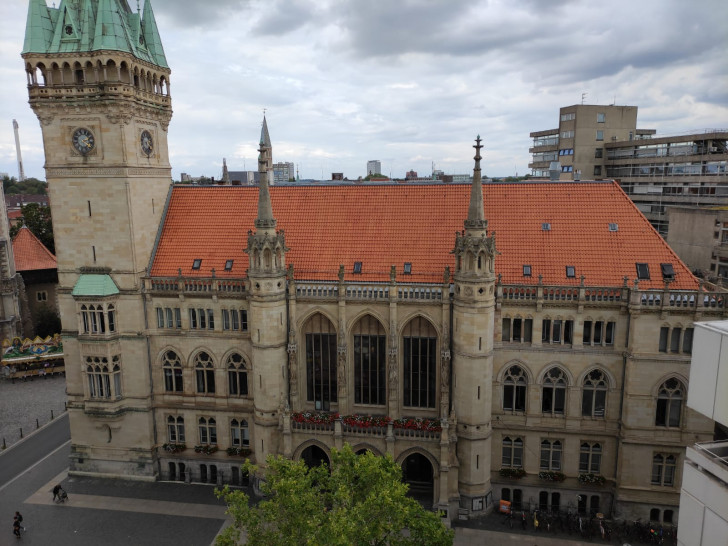 Blick vom Riesenrad aus: Das Braunschweiger Rathaus beherbergt auf dem Platz der Deutschen Einheit eines der großen Fahrgeschäfte.