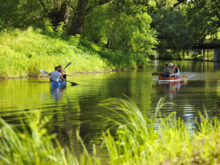 Mit dem Kanu, Tretboot oder Floß können Braunschweigerinnen und Braunschweiger die Sommertage auf der Oker genießen.