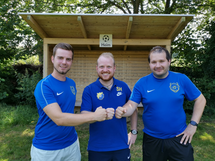 Die Neuzugänge Tobias Knorr (links) und Antono De Angelis (rechts) mit Trainer Sören Henke