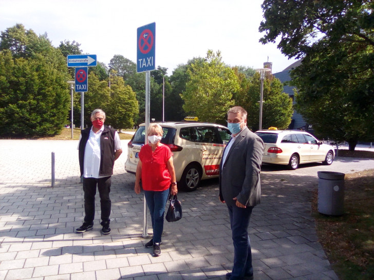 Taxisprecher Manfred Mege, SPD-Ratsfrau Annegret Ihbe und Matthias Reiher, Geschäftsführer der Taxi-Ruf Braunschweig GmbH (v. li.).