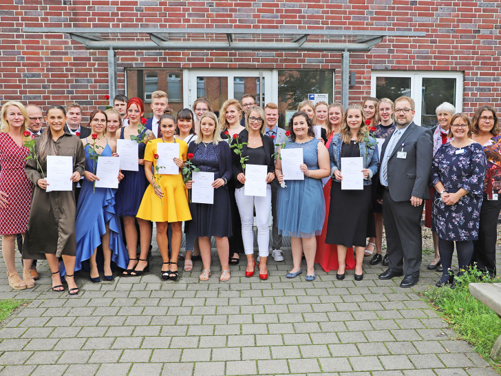 22 examinierte Gesundheits- und Krankenpfleger nahmen am Freitag ihre Urkunden im Konferenzzentrum des Klinikums entgegen. Dank der aktuellen Niedersächsischen Corona-Verordnung für Schulen war auch ein Gruppenfoto ohne Maske und Mindestabstand möglich. 