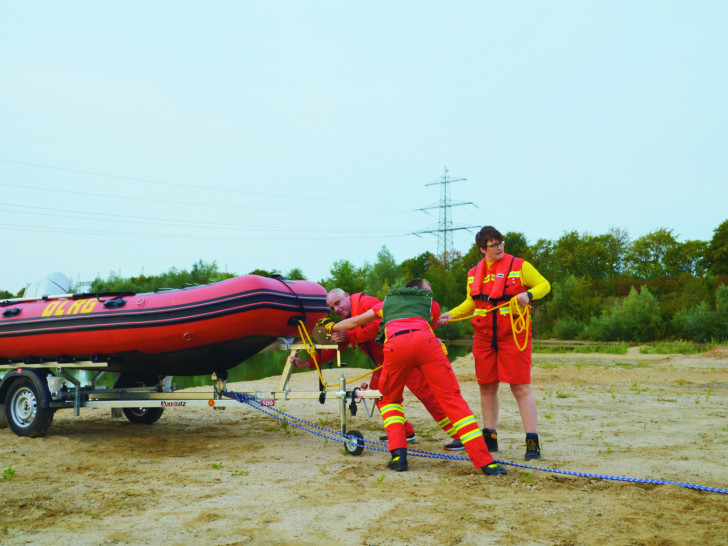 Das Team der DLRG-Ortsgruppe aus Watenbüttel im Einsatz.