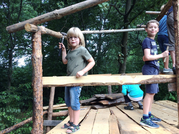 Guck mal, wer da hämmert: John und Jo beim Budenbauen auf dem Abenteuerspielplatz Buntspecht Vorsfelde/Wendschott.