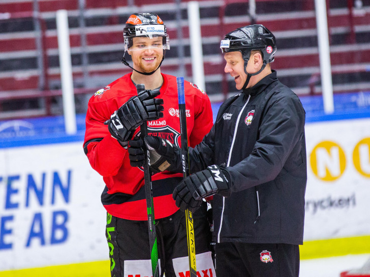 Max Görtz (in Rot) wird nun für die Grizzlys hinter dem Puck herjagen.