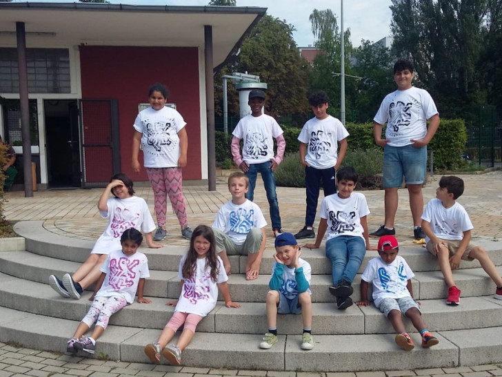 Die Kinder mit ihren selbstbedruckten T-Shirts - mit Löwenmotiv.