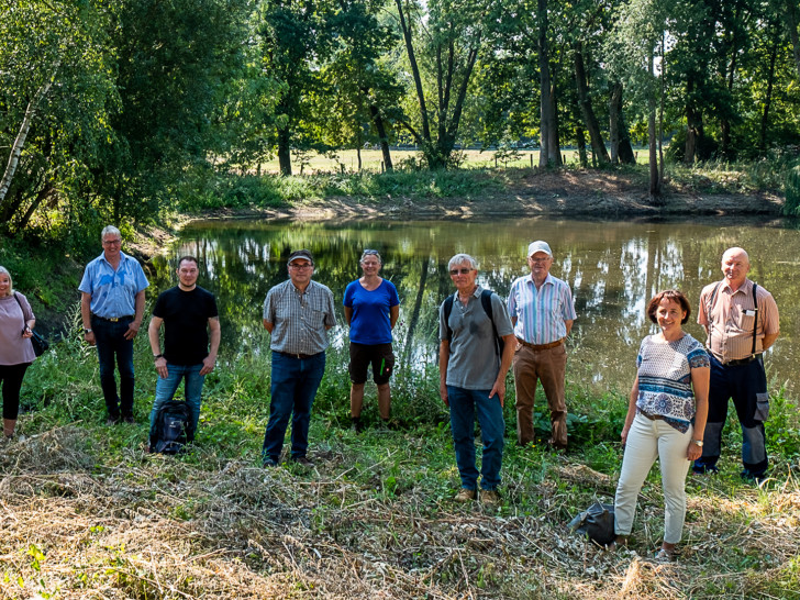 Die Beteiligten des Projektes vor dem renaturierten Teich in Wendessen. 