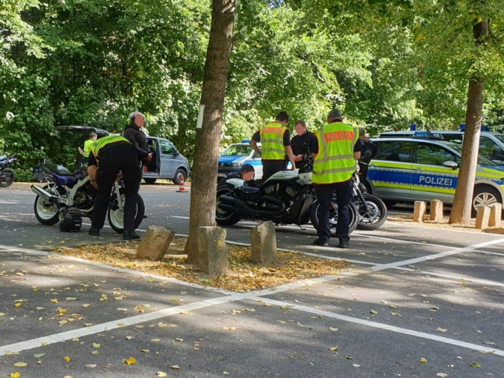 Die Polizei kontrollierte auf dem Parkplatz des Tetzelstein Motorradfahrer.