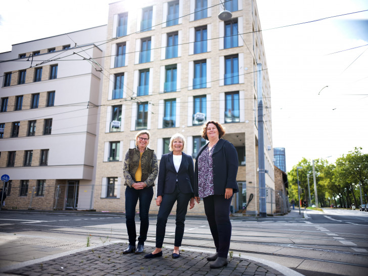 Von links nach rechts: Angelika Kahl (Leitung Reha-Zentrum St. Leonhard), Petra Sarstedt-Hülsmann (Geschäftsführerin Lukas-Werk Gesundheitsdienste GmbH, Dr. med. Henrike Krause-Hünerjäger (Leitung und Chefärztin Reha-Zentrum St. Leonhard)