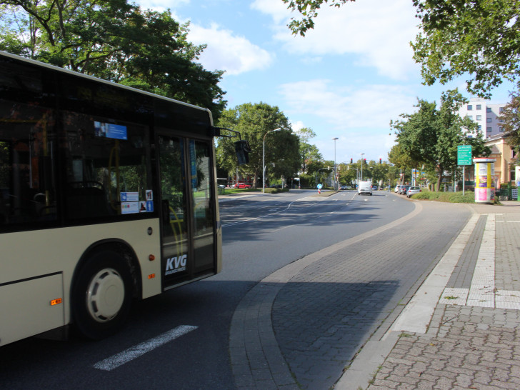 Um nach links auf die Straße Am Herzogtore abzubiegen, müssen Busse hier drei Fahrstreifen überqueren.