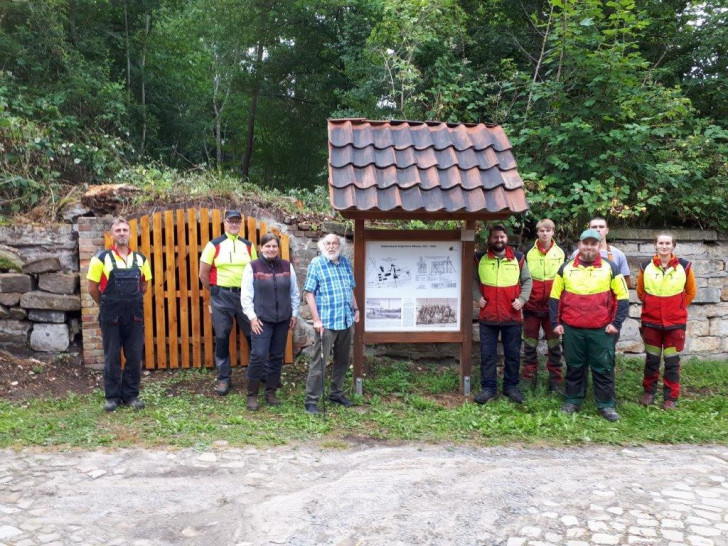 Im Zuge einer Altbergbau-Sicherungsmaßnahme haben die Forstwirt-Auszubildenden des Niedersächsischen Forstamtes Wolfenbüttel unter Anleitung ihrer Ausbildungsmeister Thomas Klingelschmitt und Maik Grimm ein Stollenmundloch des ehemaligen Braunkohle-Schachtes Grube Prinz Wilhelm verschlossen