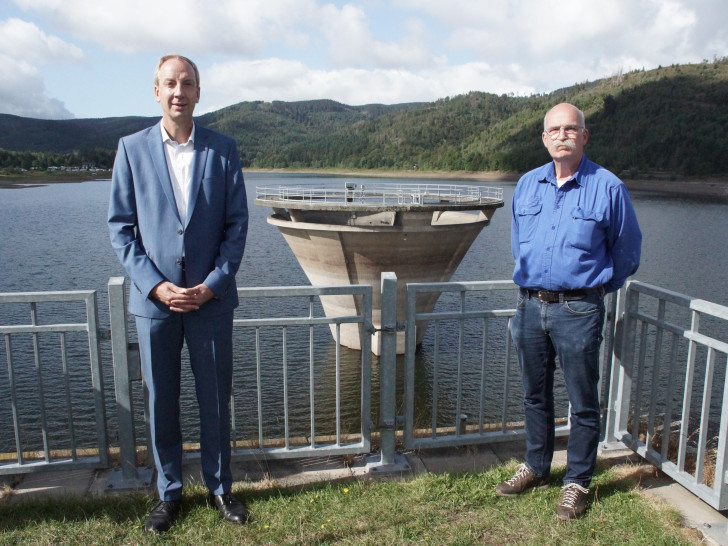Dr. Christoph Donner, technischer Leiter der Harzwasserwerke und Frank Eggelsmann, Mitarbeiter im Bereich Wasserwirtschaft auf der Staumauer der nur noch zu einem Drittel gefüllten Innerstetalsperre. 