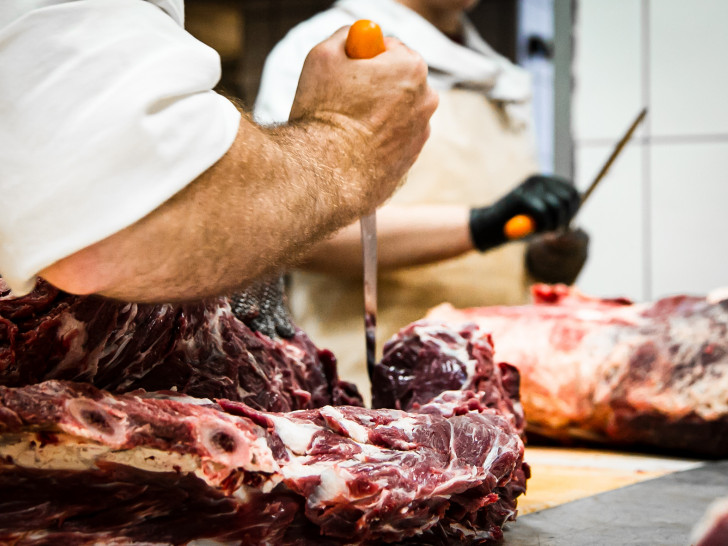 Wer in der Schlachtung, Zerlegung und Verarbeitung von Fleisch arbeitet, macht einen Knochenjob. 