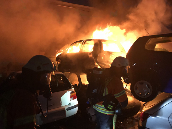 Bei dem Brand wurden acht Fahrzeuge komplett zerstört.
