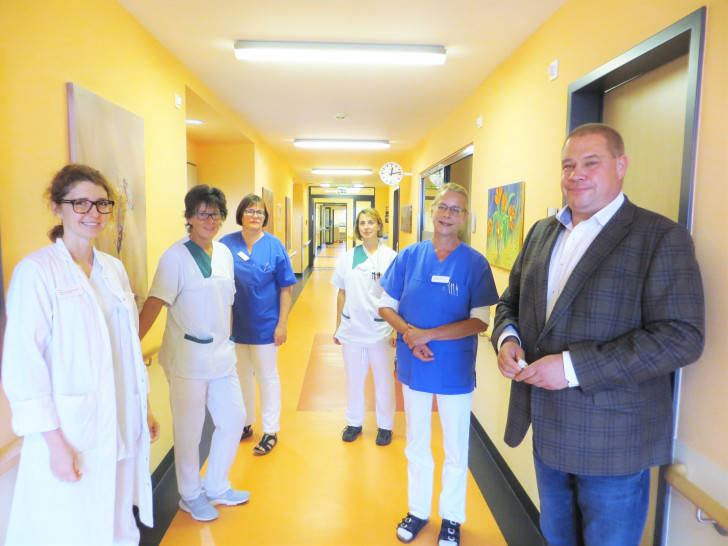 Bürgermeister Wittich Schobert besichtigt die Räumlichkeiten der Palliativstation in der Helmstedter Helios Klinik. 
