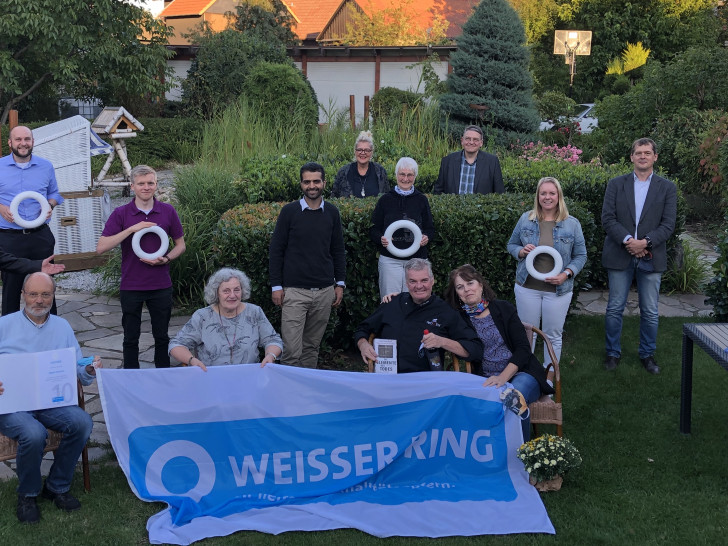 Koschig, (ganz links) präsentiert einen Teil seiner ehrnamtlichen MitarbeiterInnen sowie das Ehepaar Wietig, seit 25 Jahren wichtige Supporter des WEISSEN RINGES im Landkreis Goslar        sitzend: Dank für 10 Jahre Mitarbeit beim WEISSEN RING Jürgen Reinecke; Mitarbeiterin Renate Wolf scheidet nach 15 Jahren aus sowie Thomas und Maria Wietig   