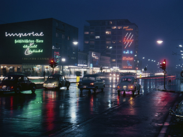 Lichter der Großstadt: Imperial-Kreuzung bei Nacht. 