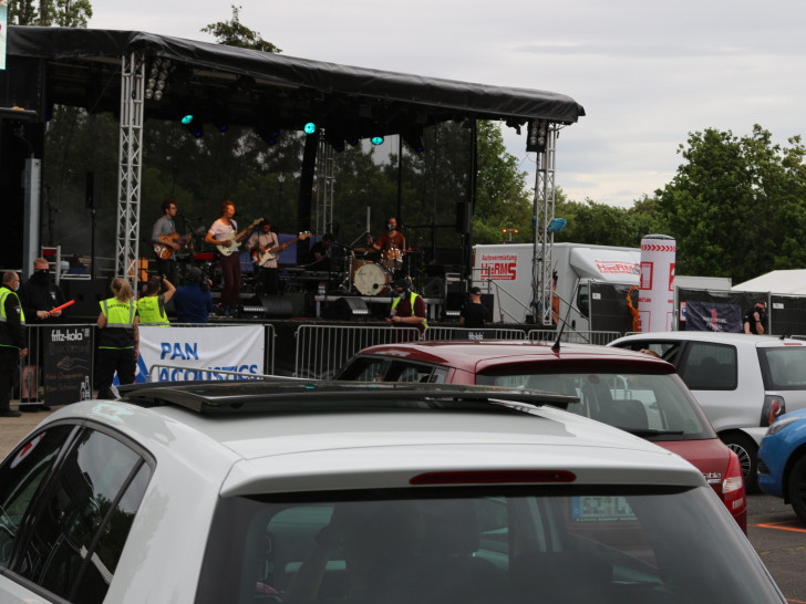 Das CARantäne-Festival im Juli: Autos statt dicht an dicht stehender Menschen.