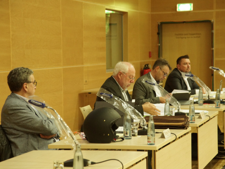 Bürgermeister Thomas Pink, Ausschussvorsitzender Uwe Kiehne, Stadtbaurat Ivica Lukanic und Protokollführer Matthias Ahl beim Bauausschuss am gestrigen Dienstag.