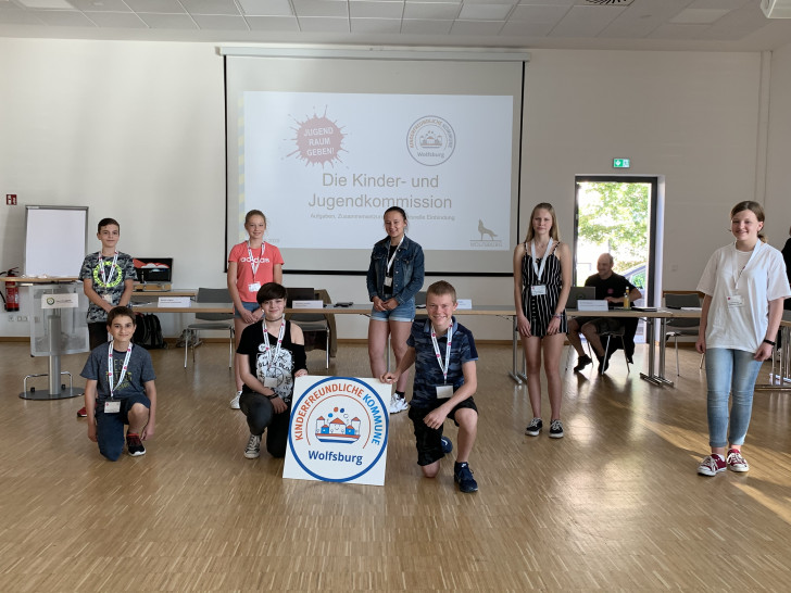 Acht der zehn jugendlichen Experten bei ihrer Berufung. Hintere Reihe v.l.n.r. Olon (13), Julia (14), Ariana (13), Amelie (13), Lara (13); Vordere Reihe v.l.n.r. Thomas (13), Anna (13), Cristiano (13)