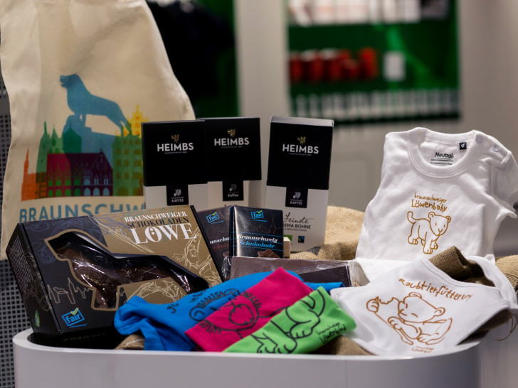 Ob Schokolade, Kaffee oder Baumwolltaschen – in der Touristinfo Braunschweig, Kleine Burg 14, können Interessierte fair gehandelte Produkte kaufen.