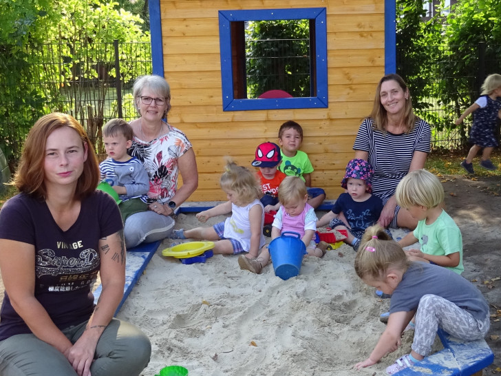 Die Kinder konnten sich über einen neuen Sandkasten mit Spielhäuschen freuen.