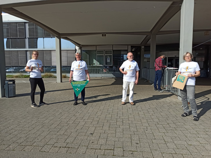 Josefine Beims, Renate Knoll, Lutz Wedel und Petra Wassmann überreichen mit Abstand rund 200 weitere Unterschriften für das Volksbegehren Artenvielfalt“