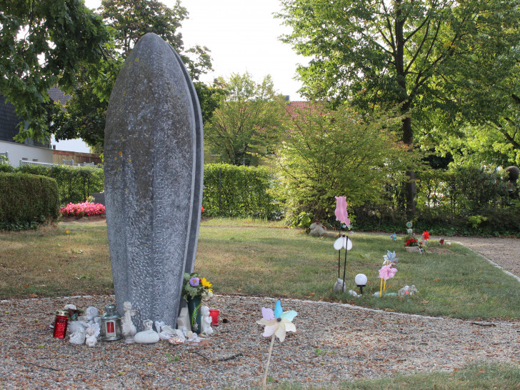 Eine große Steinsteele bildet den Mittelpunkt des "Sternenkinder-Bereichs" auf dem Hauptfriedhof in Wolfenbüttel.