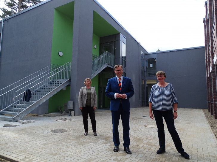 Landrat Andreas Ebel mit den Rektorinnen Susanne Pilarski (re.) und Brigitte Gorke vor dem Neubau des OHG.