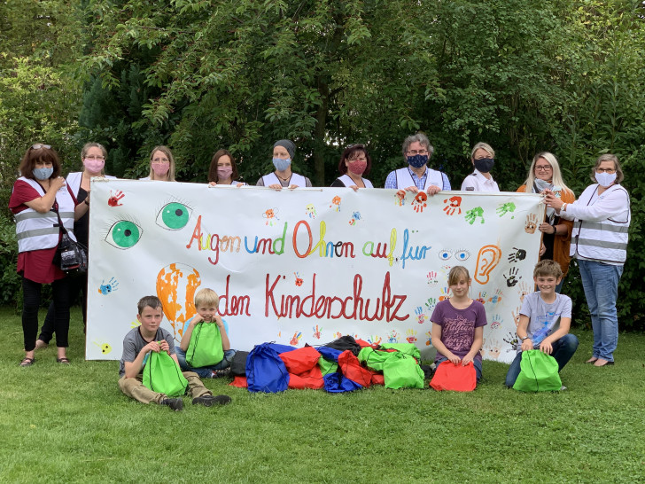 Vier Kinder bekamen stellvertretend die Beutel mit Geschenken und Informationen des Netzwerkes Familie überreicht. 400 weitere Kinder sollen folgen. 